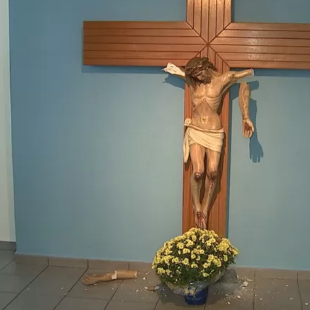 Em PROL da recuperação da imagem danificada, símbolo de nossa história e devoção.